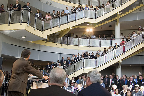 The audience filled the rotunda, staircases, and mezzanines.